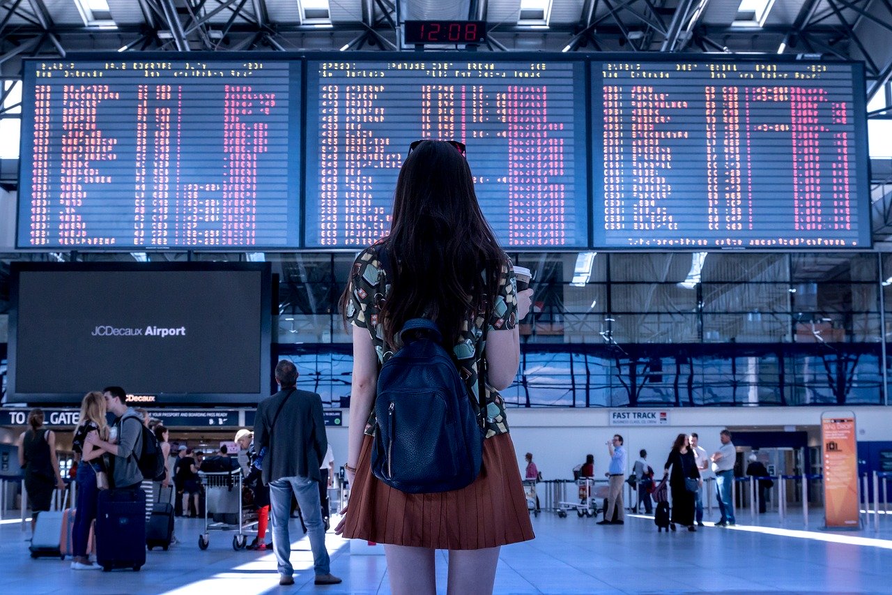 Restricción temporal de viajes no imprescindibles a España y......