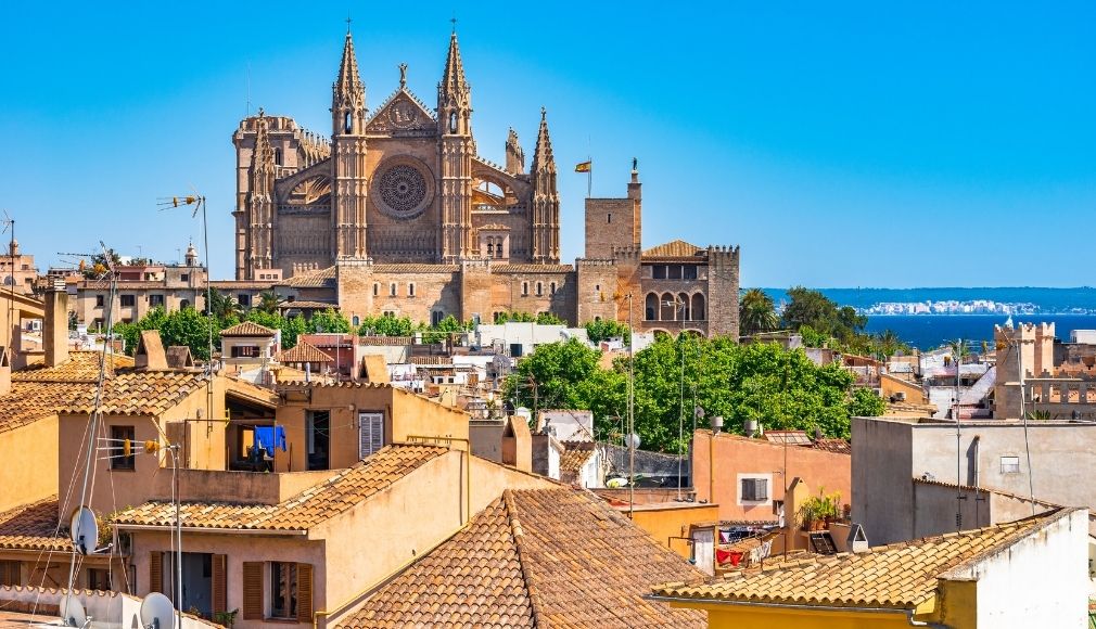 Die Aussetzung der Möglichkeit, neue Touristenplätze für Unterkünfte auf den Inseln Mallorca, Ibiza und Formentera zu erwerben.